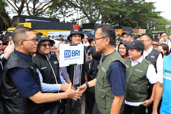 Chief Operating Officer (COO) Danantara Indonesia sekaligus Kepala BP BUMN Dony Oskaria saat melepas relawan dan truk pengangkut bantuan bencana ke Aceh. (Foto: Istimewa)