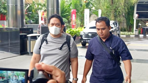 Salah satu orang yang diamankan KPK saat OTT di Kalimantan Selatan tiba di gedung lembaga antirasuah pada Jumat (19/12/2025). (Foto: iNews.id/Jonathan)