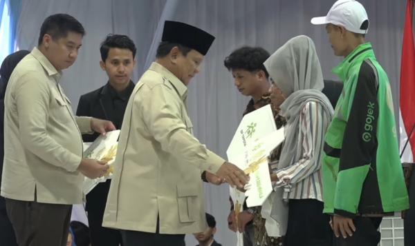 Presiden Prabowo Subianto memimpin langsung akad massal dan serah terima kunci 50.030 KPR FLPP di Serang, Banten, Sabtu (20/12/2025). (Foto: YouTube Sekretariat Presiden)
