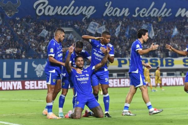 Striker Persib Bandung Ramon Tanque bersama rekan-rekannya merayakan golnya ke gawang Bhayangkara FC pada pekan ke-15 Super League 2025-2026 di GBLA, Minggu (21/12/2025) malam. (Foto: Persib)