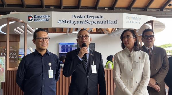 Direktur Utama PT Angkasa Pura Indonesia, Muhammad Rizal Pahlevi ditemani Menteri Pariwisata Widiyanti Putri Wardhana. (Foto: Annastasya Rizqa)