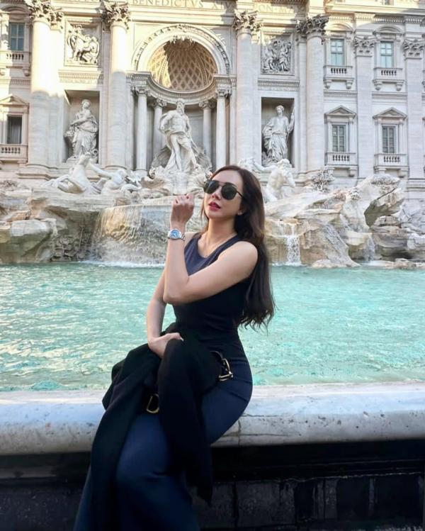 Aura Kasih saat liburan di Italia. (Foto: Instagram)