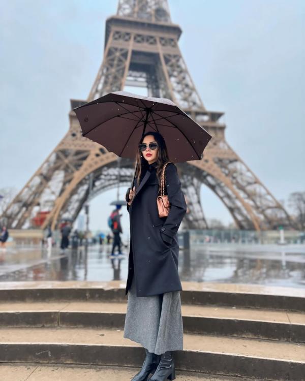 Aura Kasih saat liburan di Paris. (Foto: Instagram)