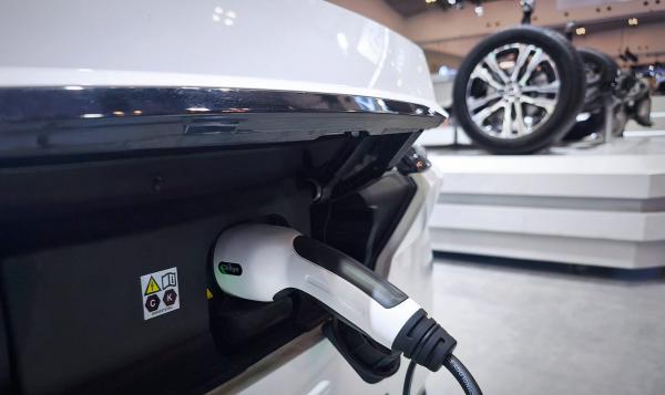 Ilustrasi mobil listrik sedang di-charge. (Foto: Dani M Dahwilani)
