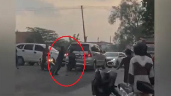 Viral! Perkelahian Sopir dan Kernet Truk Lawan 2 Supeltas  Gunakan Besi dan Kayu di Jombang