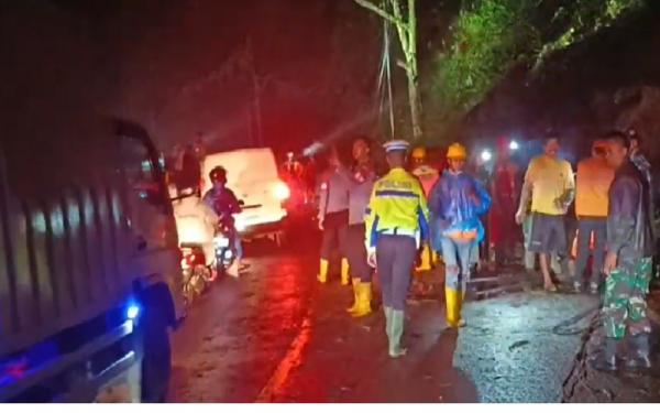 Tebing 25 Meter Longsor di Cadas Pangeran, Jalur Bandung-Cirebon Lumpuh