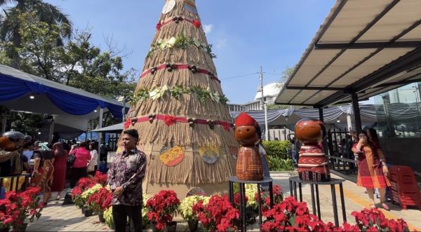 Gereja Katedral memajang pohon Natal yang terbuat dari bahan daur ulang. (Foto: Annastasya Rizqa)