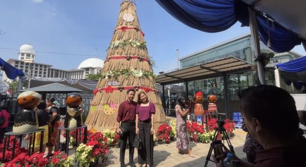 Pohon Natal Gereja Katedral Terbuat dari Bahan Daur Ulang, Ini Fotonya!