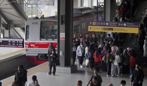 Penumpang KRL Commuter Line Tembus 724.536 saat Libur Natal, Stasiun Bogor Paling Ramai 