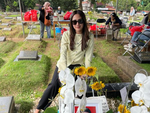 Tamara Tyasmara di makam Dante, mendiang anaknya. (Foto: Ravie Wardani)