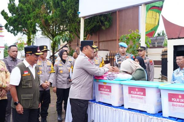 Wakapolri Tinjau Penyaluran Bantuan di Padang Pariaman, 200 Paket Sembako Dibagikan