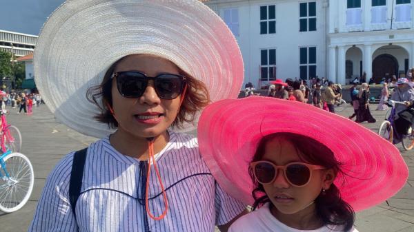 Wisatawan ibu dan anak di Kota Tua Jakarta. (Foto: Mei Sada Sirait)