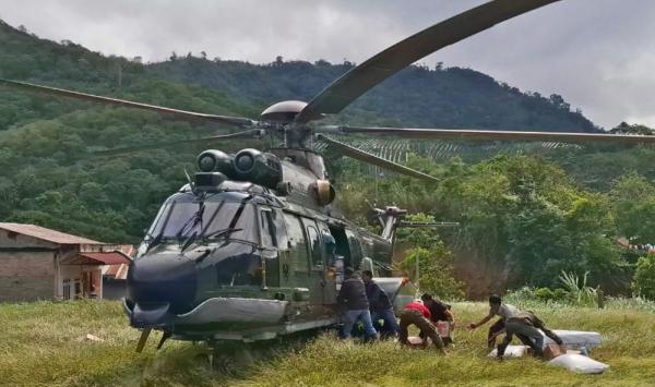 Helikopter TNI Sigap Kirim Bantuan ke Desa Terisolasi di Aceh jelang Tahun Baru