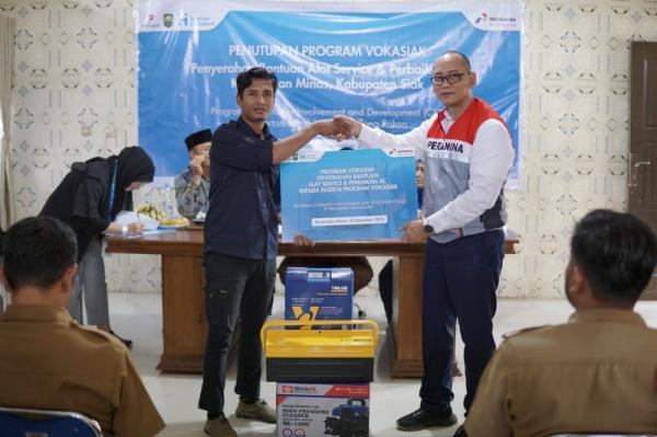 PHR menyerahkan bantuan peralatan servis AC lengkap kepada setiap peserta VOKASIAK. (Foto: dok PHR)