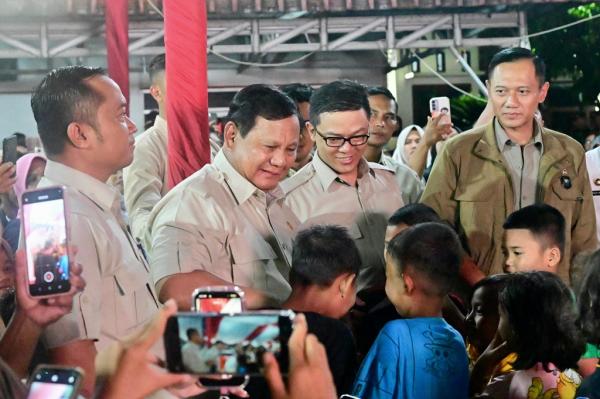 Anak-anak di Desa Batu Hula, Batang Toru, Tapanuli Selatan bergantian bersalaman dengan Presiden Prabowo Subianto. (Foto: BPMI Setpres))