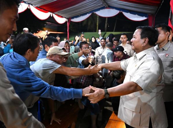Presiden Prabowo Subianto 3 Presiden Prabowo Subianto menyalami warga Desa Batu Hula, Batang Toru, Tapanuli Selatan saat merayakan Tahun Baru 2026. (Foto: BPMI Setpres)