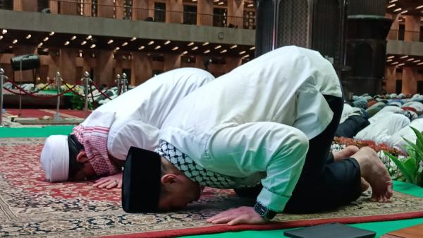Menteri Agama (Menag) Nasaruddin Umar bersama Ustaz Ary Ginanjar memimpin sujud syukur menyambut datangnya tahun 2026 di Masjid Istiqlal, Jakarta, Kamis (1/1/2026). (Foto: Felldy Utama)