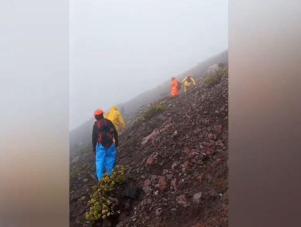 Tim SAR gabungan melakukan pencarian pendaki hilang di Gunung Slamet melalui jalur Dipajaya, Pemalang. (Foto: iNews TV)