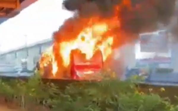 Bus Rombongan Peziarah Terbakar di Tol Japeka, 33 Santriwati asal Lampung Selamat