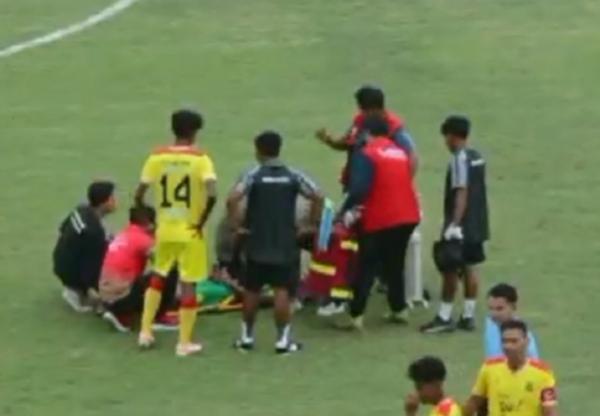 Pemain Perseta Tulungagung terkapar usai terkena tendangan kungfu dari pemain lawan di Liga 4 Zona Jatim. (Foto: iNews)