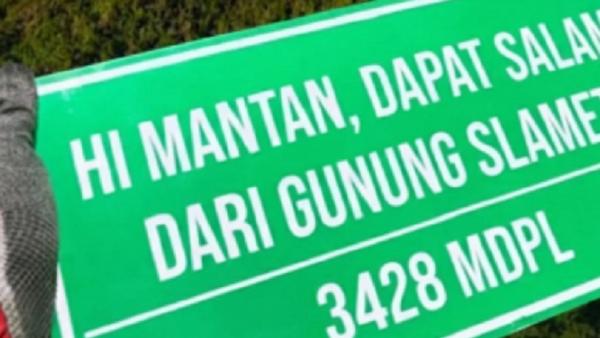 Papan bertuliskan Hai Mantan diduga milik pendaki yang hilang di Gunung Slamet ditemukan tim SAR. (Foto: ist)
