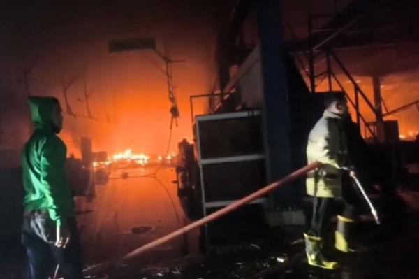 Kebakaran Hebat Pabrik Furnitur di Jepara, Kerugian Ditaksir Miliaran Rupiah