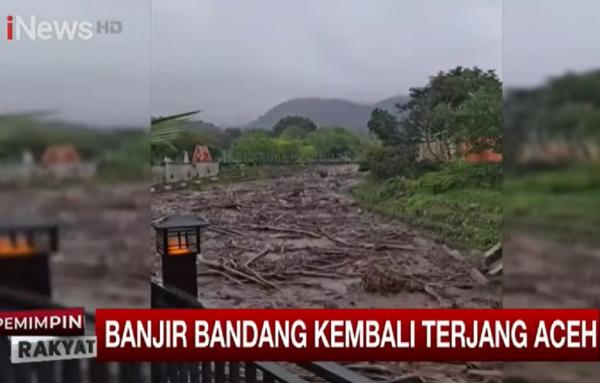 Detik-Detik Banjir Bandang Bawa Gelondongan Kayu Terjang Bener Meriah Aceh