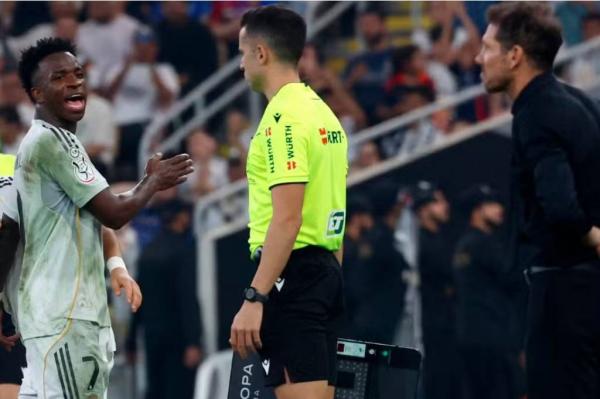 Winger Real Madrid Vinicius Junior (kiri) terlibat adu mulut dengan Pelatih Atletico Madrid pada semifinal Piala Super Spanyol 2026 di King Abdullah Sports City, Jeddah, Jumat (9/1/2026) dini hari WIB. (Foto: Give Me Sport)