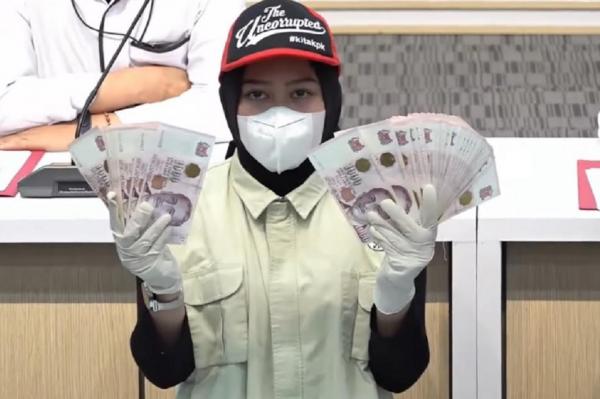 Petugas KPK memperlihatkan barang bukti uang dolar Singapura (dok. KPK)