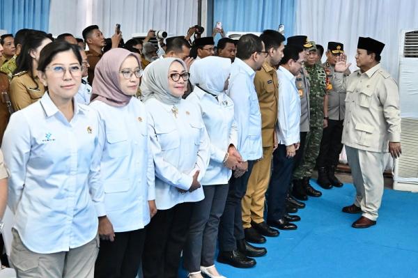 Presiden Prabowo Subianto saat menyapa jajaran menteri, kepala daerah, serta pihak terkait. (Foto: dok KemenPANRB)
