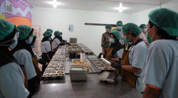 Delegasi JCCI mengunjungi SPPG Pasir Putih, Sawangan, Depok menyaksikan langsung proses operasional MBG. (Foto: Istimewa)