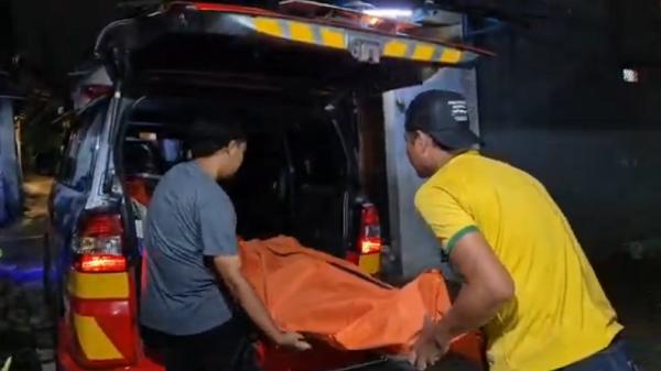 Mahasiswi Ditemukan Tewas di Depan Kamar Kos Depok, Dievakuasi ke RS Polri