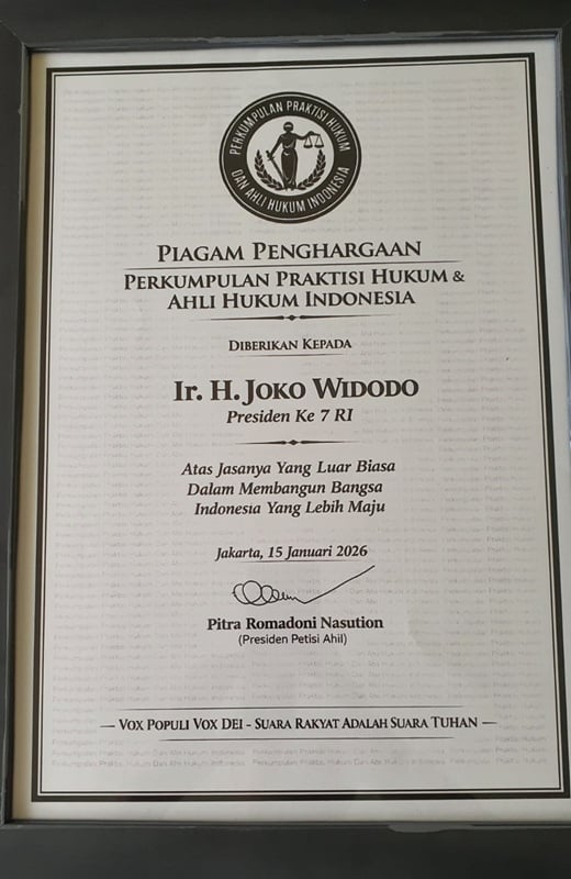 Piagam penghargaan yang diberikan Perkumpulan Praktisi Hukum dan Ahli Hukum Indonesia (Petisi Ahli) kepada Presiden ke-7 RI Joko Widodo (Jokowi). (Foto: Istimewa)