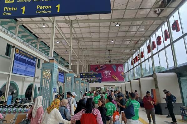 Suasana Stasiun Pasar Senen di Long Weekend, Penumpang Masih Ramai Bepergian