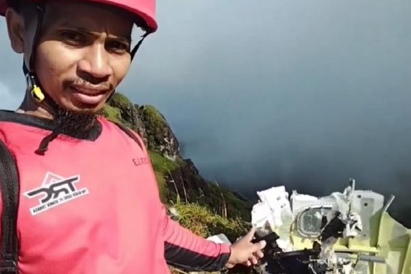 Tim SAr menemukan bangkai pesawat ATR yang hilang kontak di puncak Gunung Bulusaraung, Kabupaten Pangkep. (Foto: iNews)
