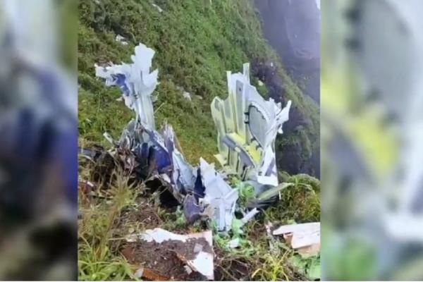 Bangkai pesawat ATR 42-500 yang ditemukan tinggal puing-puing di lereng Gunung Bulusaraung, Pangkep, Minggu (18/1/2026). (Foto: iNews)