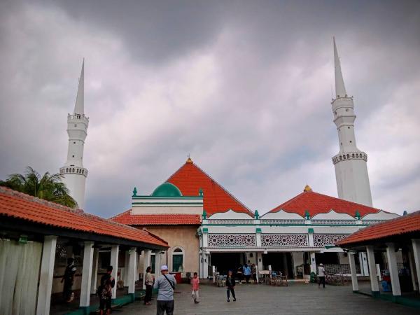 Wisata Religi Masjid Keramat Luar Batang, Jelajah Jakarta Tempo Dulu di Sini!