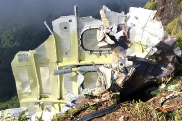 Tim SAR menemukan badan dan ekor pesawat ATR 42-500 yang hilang kontak di puncak Gunung Bulusaraung, Pangkep. (Foto: iNews)