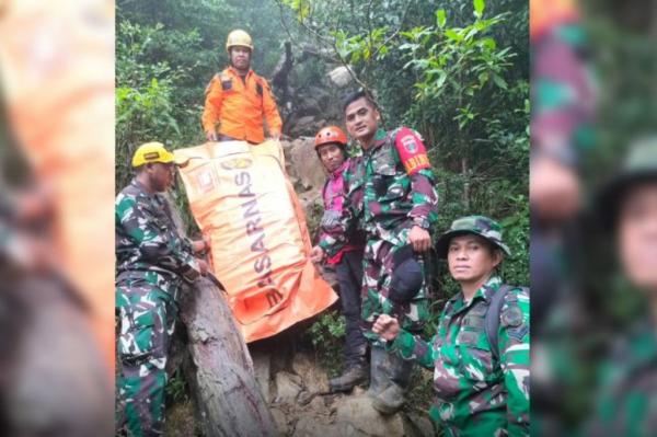 Tim SAR gabungan melakukan evakuasi korban pesawat ATR 42-500 di Gunung Bulusaraung, Kabupaten Pangkep, Sulawesi Selatan, yang terkendala cuaca buruk dan medan ekstrem. (Foto: iNews TV)