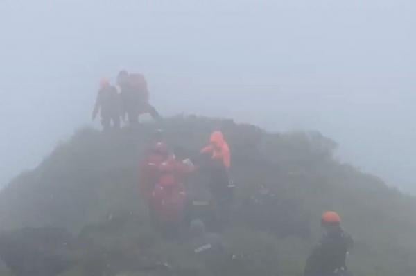 Petugas SAR dalam proses mengevakuasi serpihan dan korban pesawat ATR jatuh di Pangkep, Sulawesi Selatan, Senin (19/1/2026). (Foto: iNews TV)