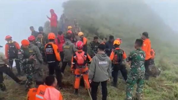 Operasi pencarian hari ketiga, tim SAR telah menemukan dua korban jatuhnya pesawat ATR 42-500 di lereng Gunung Bulusaraung, Kabupaten Pangkep, Senin (19/2026). (Foto: Istimewa).