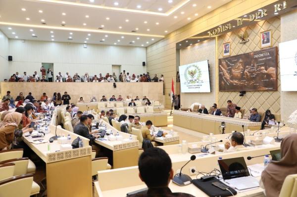 Rapat Kerja Kementerian PANRB dengan Komisi II DPR RI di Jakarta. (Foto: dok KemenPANRB)