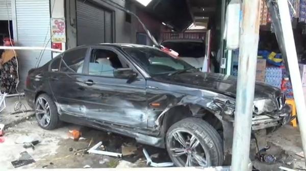 Kecelakaan di Palangka Raya Terekam CCTV, BMW Tabrak Tiang Baliho dan Lapak Pedagang Es
