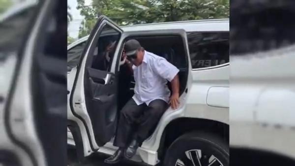 Sopan, Kepala Dusun Desa Sukadamai, Lampung Selatan mendadak viral karena dinilai mirip Presiden Prabowo Subianto.&nbsp;(Foto: Video viral).