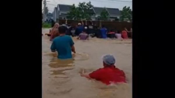 Kesal Sawah Terendam Banjir dan Gagal Panen, Petani di Tenjo Bongkar Pagar Beton Perumahan