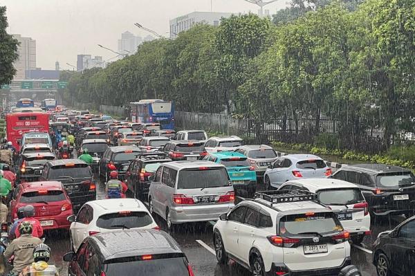 Hujan Deras Guyur Jabodetabek, Jalan Raya Matraman Jaktim Macet