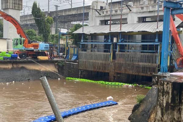 Jabodetabek Diguyur Hujan Deras, Tinggi Air di Pintu Manggarai Naik