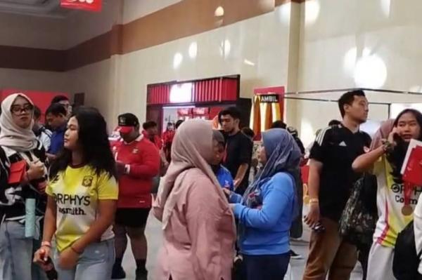 Masyarakat antusias datang untuk melihat langsung Masyarakat antusias datang untuk melihat langsung trofi Piala Dunia di Jakarta, Kamis (23/1/2026). (Foto: iNews/Andri Bagus)