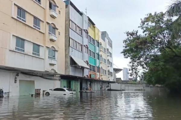 Pertokoan di Cengkareng banjir 2 Penampakan mobil dan truk terendam air di kompleks pertokoan dan gudang di Rawa Buaya, Cengkareng, Jakarta Barat. (Foto: Felldy Utama)