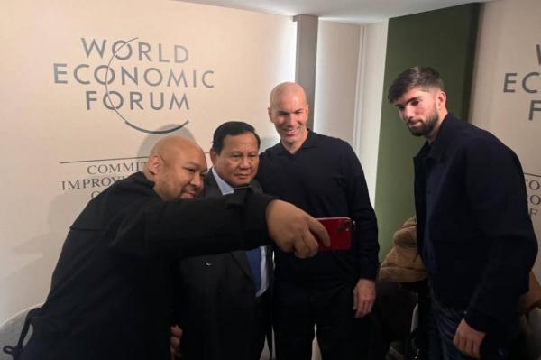 Prabowo Subianto Zidane Presiden Prabowo Subianto (kedua kiri) berfoto dengan Zinedine Zidane di Davos, Swiss, Jumat (23/1/2026). (Foto: IG @prabowo)